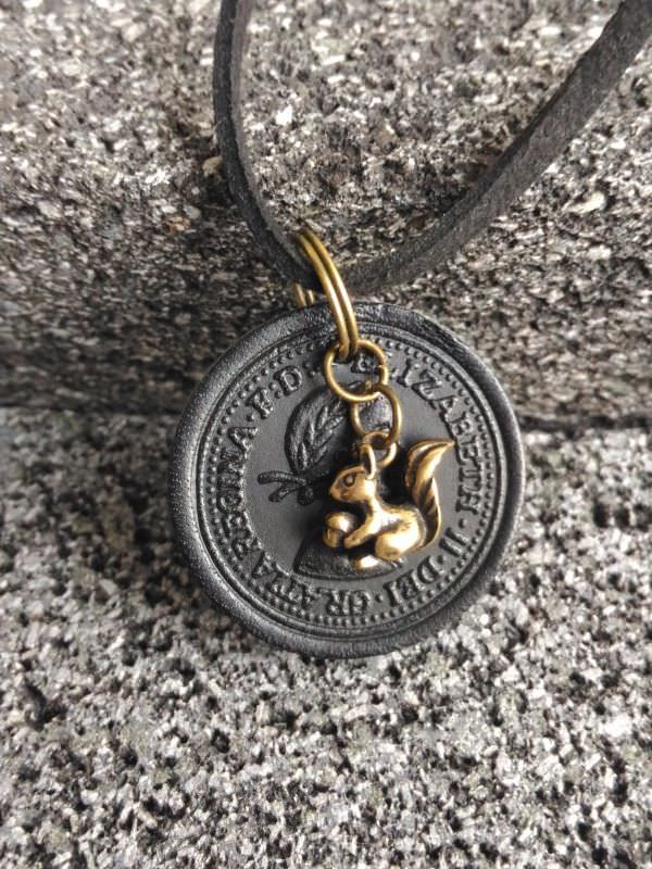 うさぎ堂 リスとレザーコインブラックのネックレス